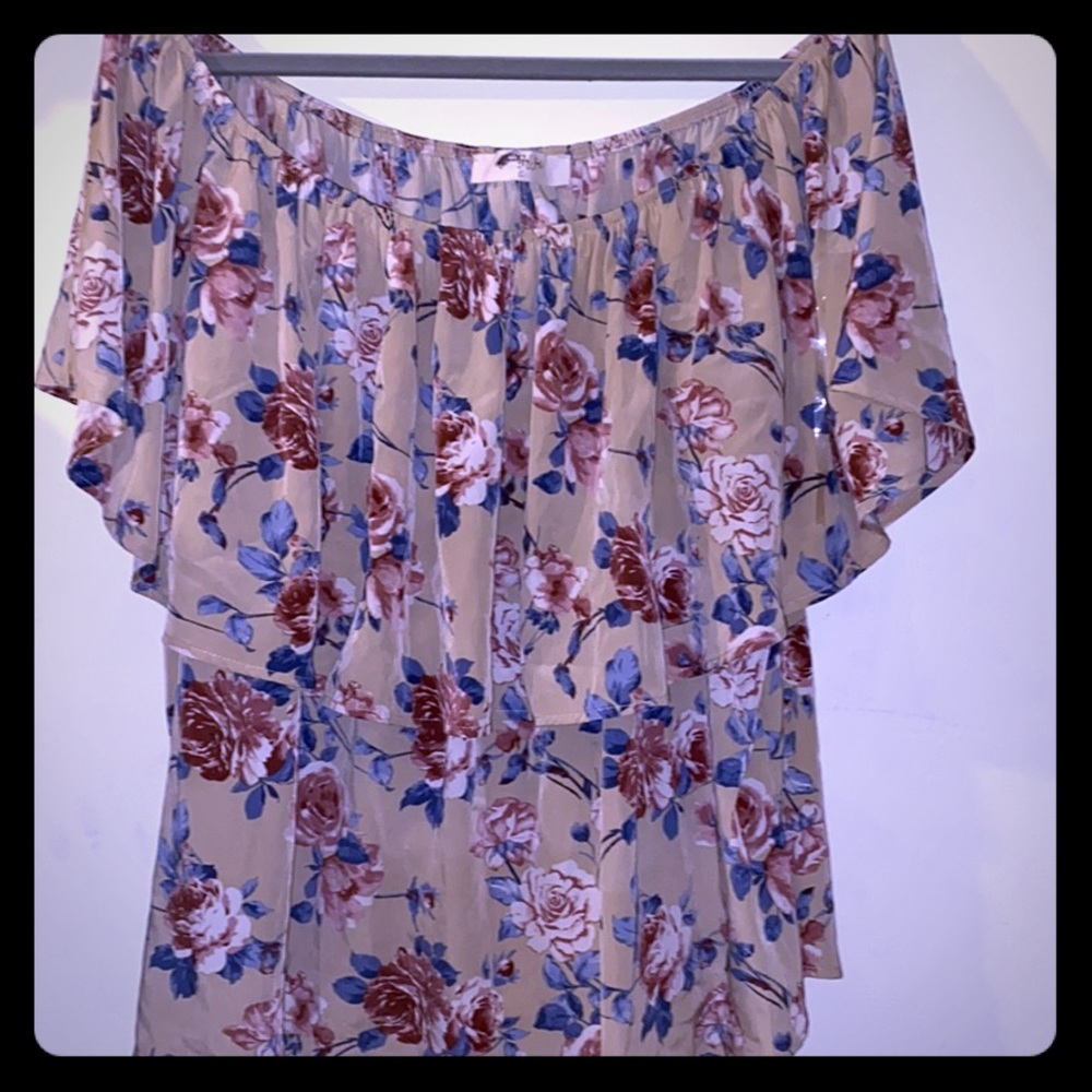 Beautiful colored cream // over the shoulder